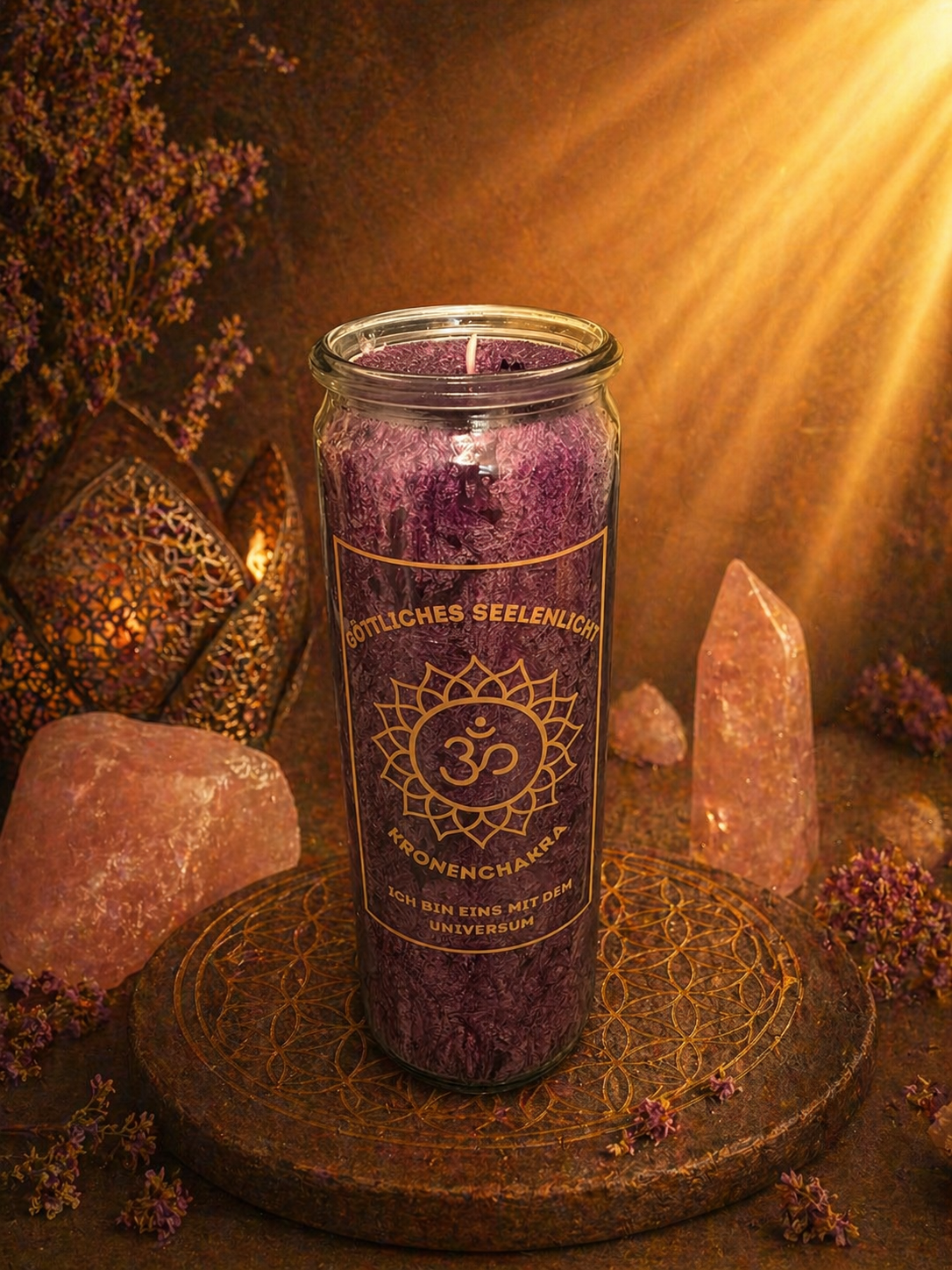 Lila Kronenchakra Kerze im Glas von Göttliches Seelenlicht mit dem Schriftzug Ich bin eins mit dem Universum