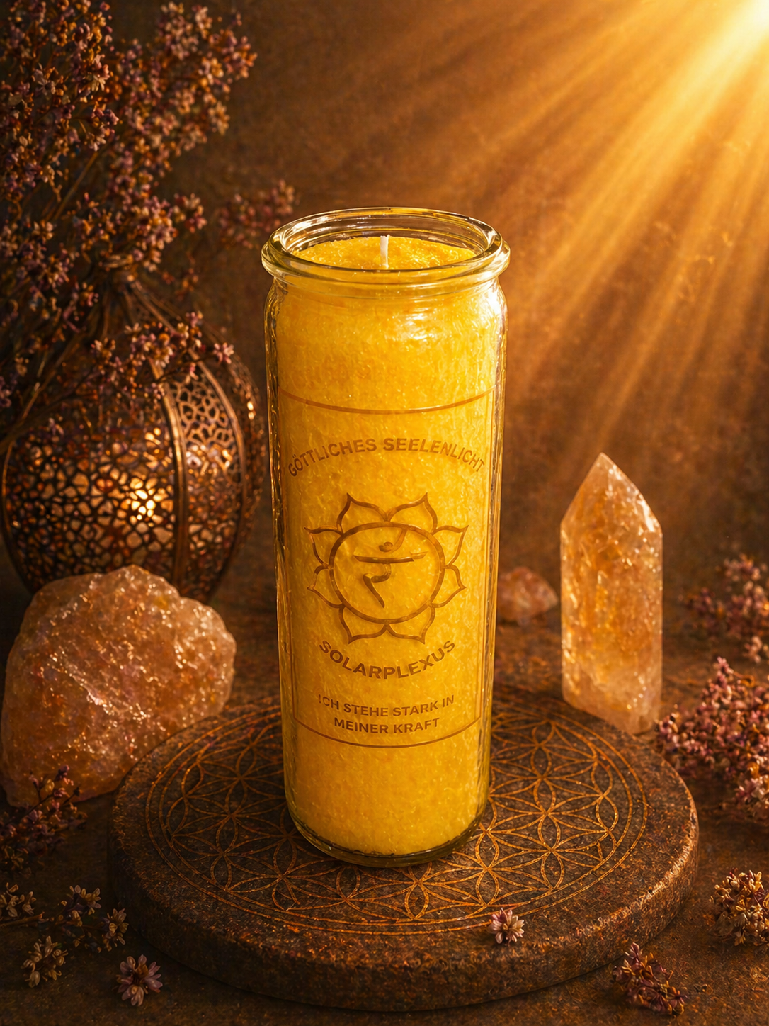 Gelbe Solarplexus Kerze im Glas von Göttliches Seelenlicht mit dem Schriftzug Ich stehe stark in meiner Kraft