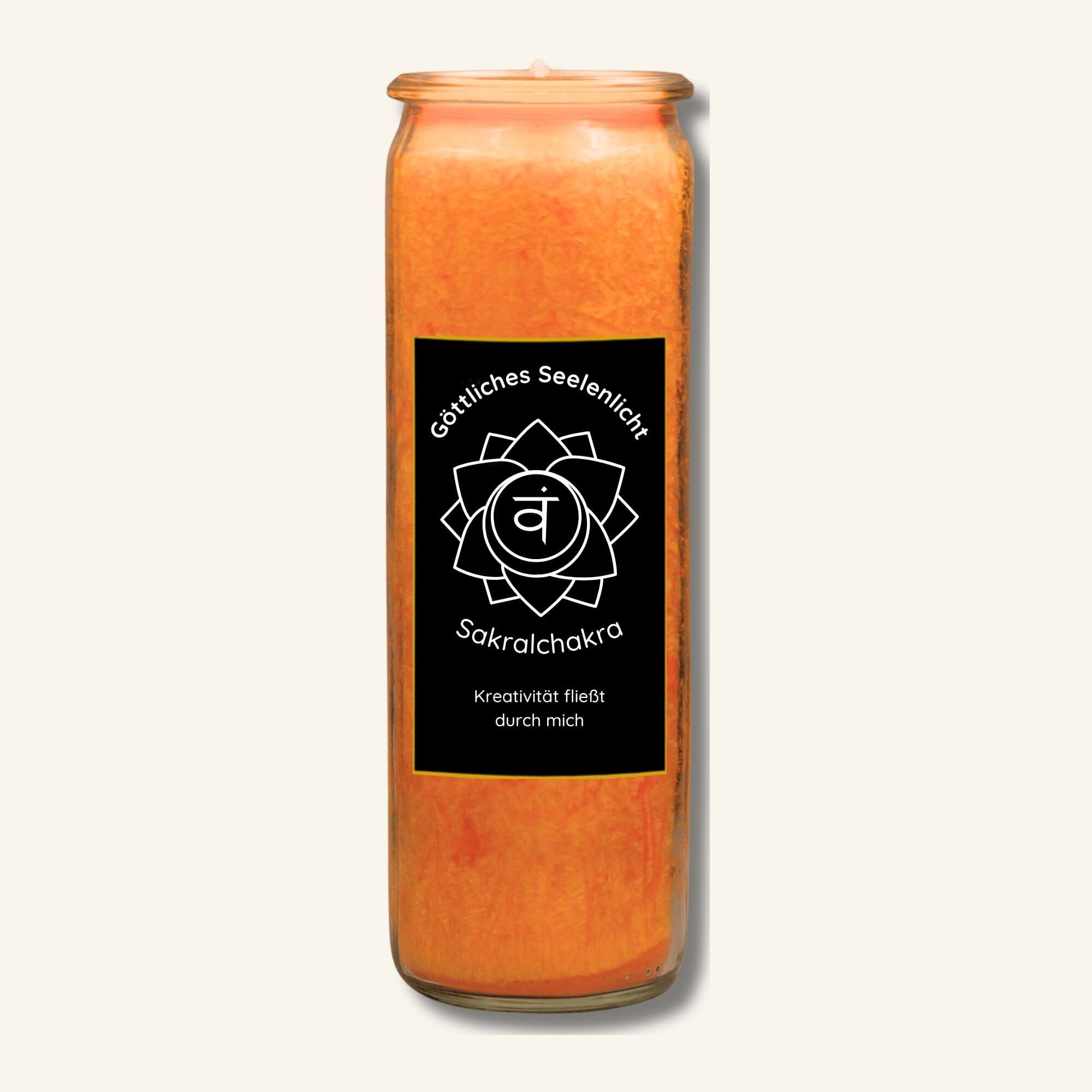 Orange Sakralchakra Kerze im Glas von Göttliches Seelenlicht mit dem Schriftzug Kreativität fließt durch mich